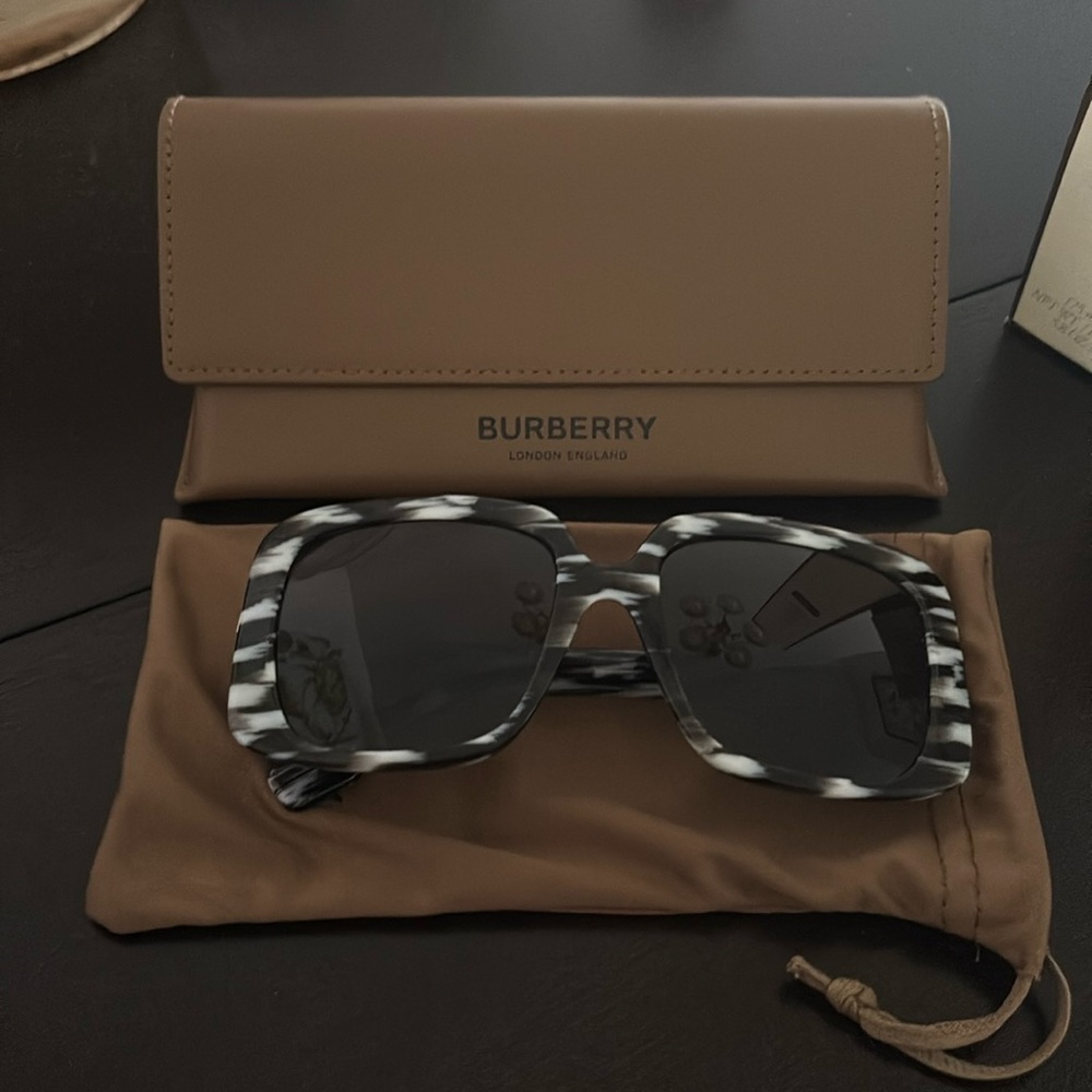 Burberry sunglasses BE4363 PENELOPE 397887 Black grey Woman